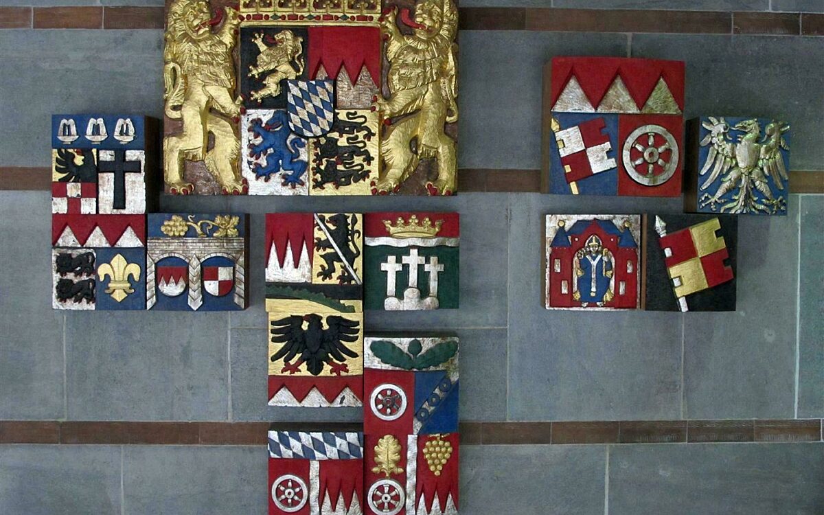 Regierungsgebaeude und Parkplatz 16 11 2011 Hardenacke Wappen Large Regierungsgebaeude und Parkplatz 16 11 2011 Hardenacke Wappen Large
